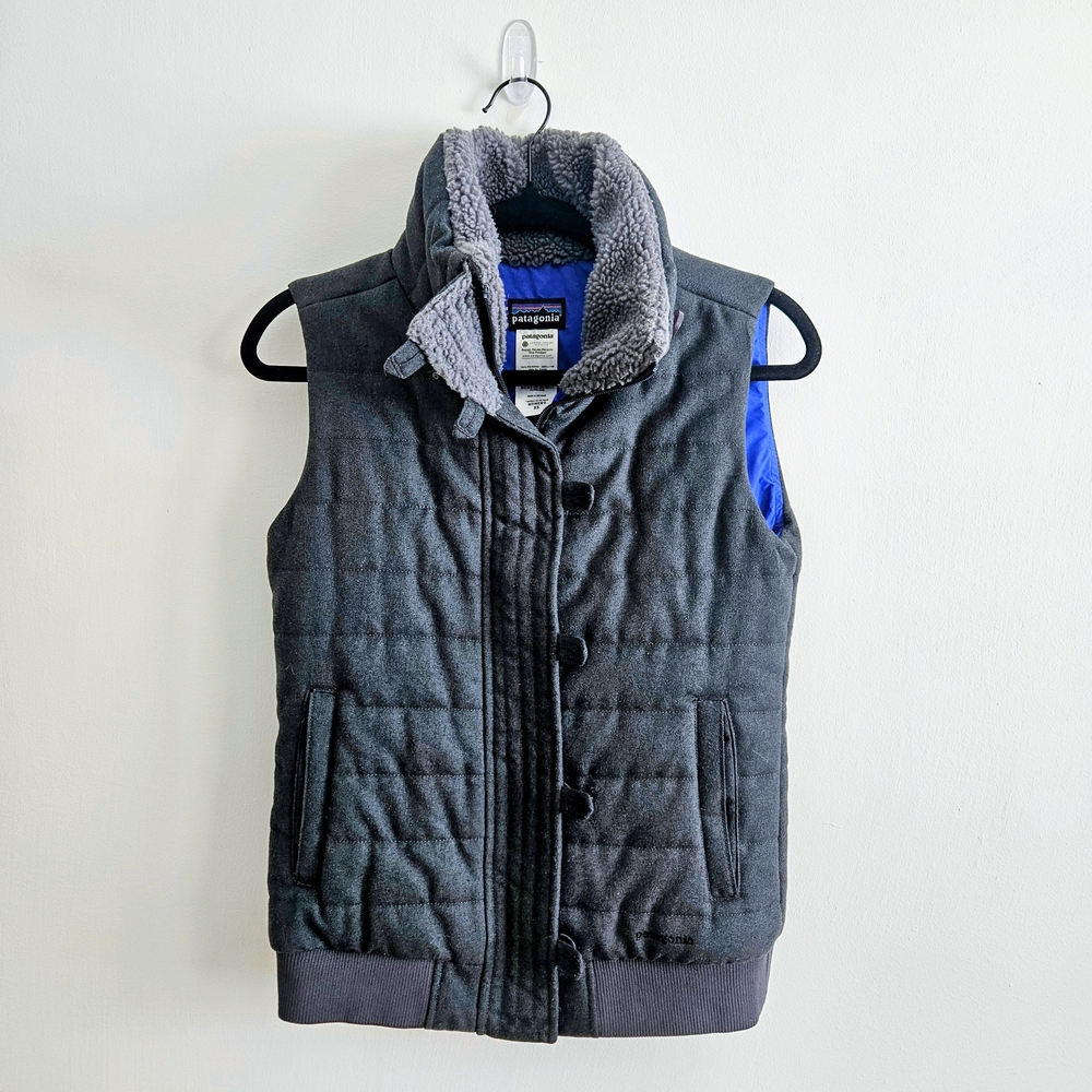Patagonia Women's Vagabunda Vest Size XS Gray  Gray Quilted Vest Zipper Pockets